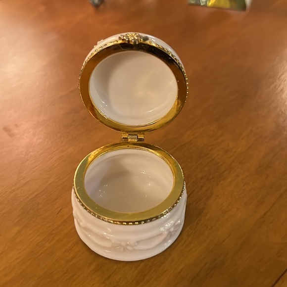 Porcelain rose pillbox - Picture 2 of 4